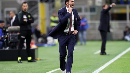 MILAN, ITALY - APRIL 15: Raffaele Palladino, Head Coach of AC Monza, gives the team instructions during the Serie A match between FC Internazionale and AC Monza at Stadio Giuseppe Meazza on April 15, 2023 in Milan, Italy. (Photo by Marco Luzzani/Getty Images)