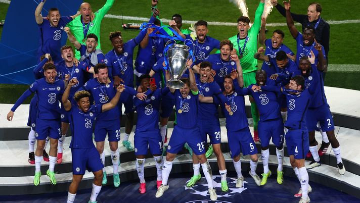 PORTO, PORTUGAL - MAY 29: Cesar Azpilicueta the captain of Chelsea lifts the Champions League Trophy following their team's victory during the UEFA Champions League Final between Manchester City and Chelsea FC at Estadio do Dragao on May 29, 2021 in Porto, Portugal. (Photo by Michael Steele/Getty Images) A Milano si respira già aria europea: in vendita i biglietti per Milan-Chelsea - immagine 1