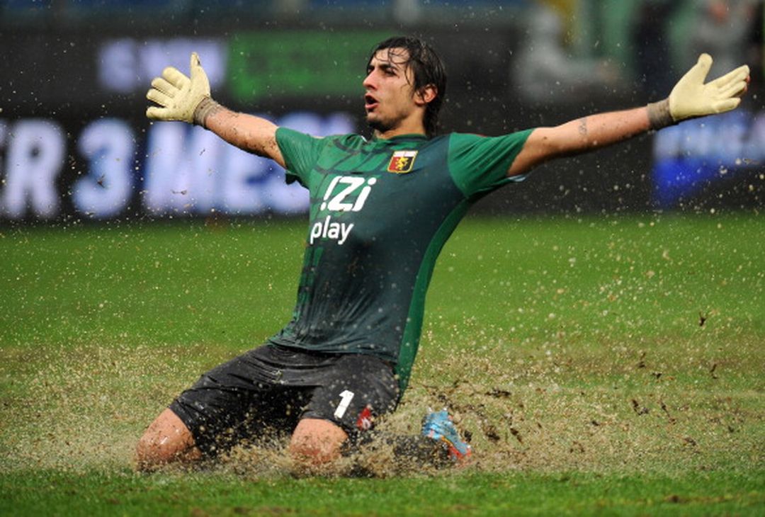  GENOA, ITALY - JANUARY 19:  Mattia Perin of Genoa CFC celebrates after his team-mate Luca Antonelli scored the opening goal during the Serie A match between Genoa CFC and FC Internazionale Milano at Stadio Luigi Ferraris on January 19, 2014 in Genoa, Italy.  (Photo by Valerio Pennicino/Getty Images) 