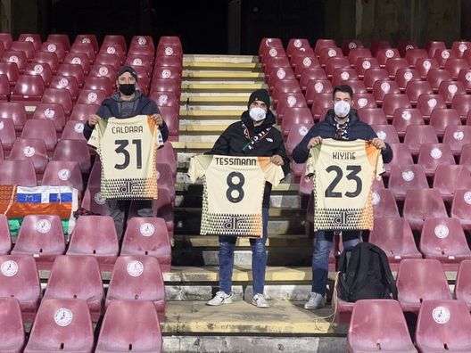 Le tre maglie dei lagunari donate ai tifosi presenti all'Arechi per la gara non giocata dalla Salernitana Michael Cuisance: “Ho scelto Venezia per il suo progetto per Zanetti”- immagine 2