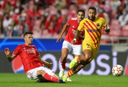 LISBON, PORTUGAL - SEPTEMBER 29: Julian Weigl of Benfica with Memphis Depay of FC Barcelona during the UEFA Champions League group E match between SL Benfica and FC Barcelona at Estadio da Luz on September 29, 2021 in Lisbon, Portugal. (Photo by David Ramos/Getty Images) Barcellona, Depay sul mercato per motivi tecnici e di marketing: deve lasciare la “9” a Lewandowski- immagine 2