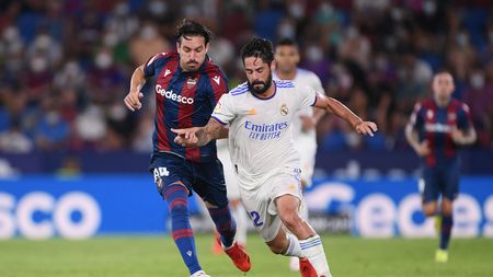 VALENCIA, SPAIN - AUGUST 22: Jose Campana of Levante and Isco of Real Madrid battle for the ball during the LaLiga Santander match between Levante UD and Real Madrid CF at Ciutat de Valencia Stadium on August 22, 2021 in Valencia, Spain . (Photo by Aitor Alcalde/Getty Images) VALENCIA, SPAIN - AUGUST 22: Jose Campana of Levante and Isco of Real Madrid battle for the ball during the LaLiga Santander match between Levante UD and Real Madrid CF at Ciutat de Valencia Stadium on August 22, 2021 in Valencia, Spain . (Photo by Aitor Alcalde/Getty Images)