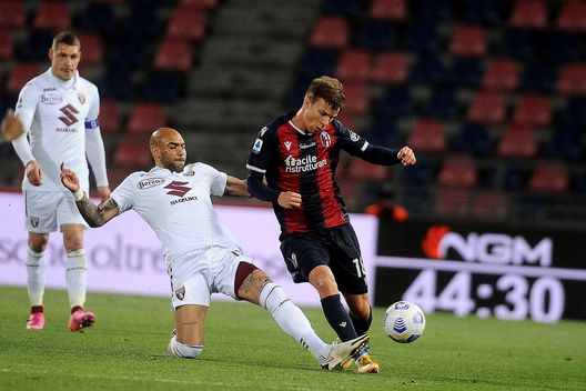 BOLOGNA, ITALY - APRIL 21: Andri Baldursson of Bologna FC ( R ) competes the ball with Simone Zaza of Torino FC ( L ) in action during the Serie A match between Bologna FC and Torino FC at Stadio Renato Dall'Ara on April 21, 2021 in Bologna, Italy. (Photo by Mario Carlini / Iguana Press/Getty Images) BOLOGNA, ITALY - APRIL 21: Andri Baldursson of Bologna FC ( R ) competes the ball with Simone Zaza of Torino FC ( L ) in action during the Serie A match between Bologna FC and Torino FC at Stadio Renato Dall'Ara on April 21, 2021 in Bologna, Italy. (Photo by Mario Carlini / Iguana Press/Getty Images)