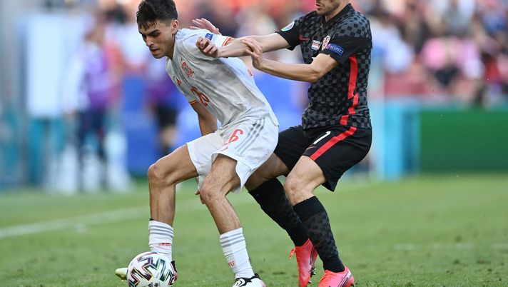 COPENHAGEN, DENMARK - JUNE 28: Pedri of Spain is challenged by Josip Brekalo of Croatia during the UEFA Euro 2020 Championship Round of 16 match between Croatia and Spain at Parken Stadium on June 28, 2021 in Copenhagen, Denmark. (Photo by Stuart Franklin/Getty Images) 