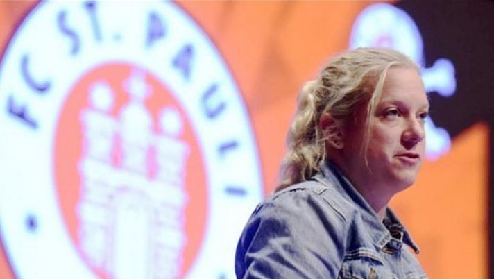 Sandra Schwedler, una dirigente-tifosa, una manager sensibile a capo del St. Pauli, la squadra per cui mentiva da ragazzina ai suoi genitori... Sandra Schwedler, una dirigente-tifosa, una manager sensibile a capo del St. Pauli, la squadra per cui mentiva da ragazzina ai suoi genitori...