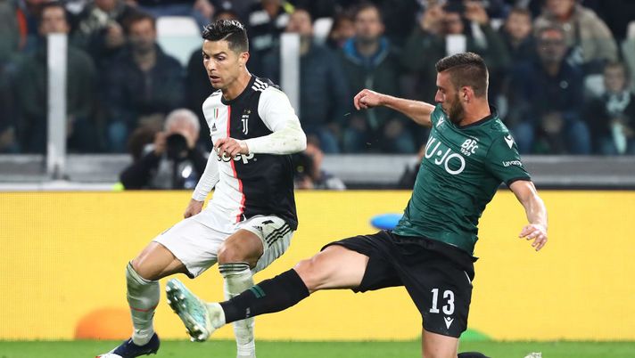 TURIN, ITALY - OCTOBER 19: Cristiano Ronaldo of Juventus FC competes for the ball with Mattia Bani of Bologna FC during the Serie A match between Juventus and Bologna FC at Allianz Stadium on October 19, 2019 in Turin, Italy. (Photo by Marco Luzzani/Getty Images) TURIN, ITALY - OCTOBER 19: Cristiano Ronaldo of Juventus FC competes for the ball with Mattia Bani of Bologna FC during the Serie A match between Juventus and Bologna FC at Allianz Stadium on October 19, 2019 in Turin, Italy. (Photo by Marco Luzzani/Getty Images)