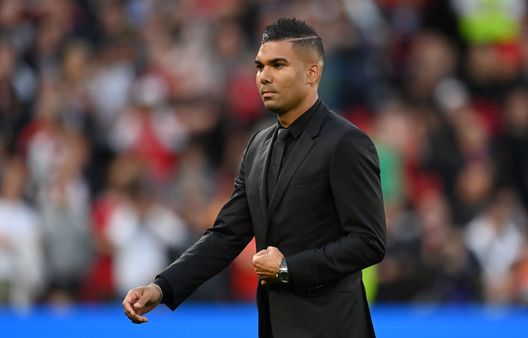 MANCHESTER, ENGLAND - AUGUST 22: New signing, Casemiro of Manchester United is introduced to fans prior to the Premier League match between Manchester United and Liverpool FC at Old Trafford on August 22, 2022 in Manchester, England. (Photo by Michael Regan/Getty Images) Casemiro sulle orme di Rooney: il brasiliano ha paura di Manchester e vuole protezione H24 - immagine 1