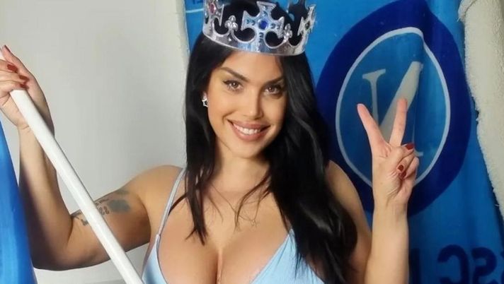 Marika Fruscio e il risveglio sexy da scudetto: la conduttrice posa in lingerie color Napoli Marika Fruscio e il risveglio sexy da scudetto: la conduttrice posa in lingerie color Napoli - immagine 1