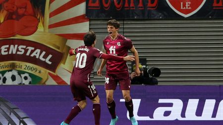 LEIPZIG, GERMANY - FEBRUARY 17: Robin Le Normand of Real Sociedad (R) celebrates with teammate Mikel Oyarzabal after scoring their team's first goal during the UEFA Europa League Knockout Round Play-Offs Leg One match between RB Leipzig and Real Sociedad at Football Arena Leipzig on February 17, 2022 in Leipzig, Germany. (Photo by Alexander Hassenstein/Getty Images)