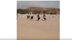 VIDEO / Incredibile in Yemen: l’arbitro segnala il fuorigioco con colpi di Kalashnikov