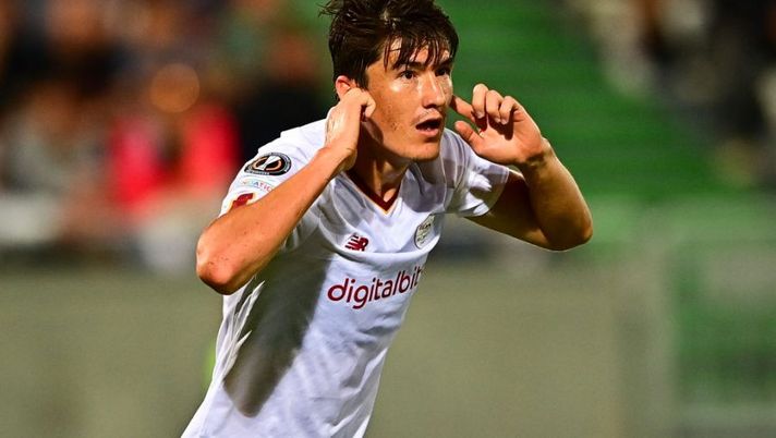 AS Roma's Uzbek forward Eldor Shomurodov celebrates after scoring a goal during the UEFA Europa League Group C football match between Ludogorets Razgrad and AS Roma in Razgrad on September 8, 2022. (Photo by Nikolay DOYCHINOV / AFP) (Photo by NIKOLAY DOYCHINOV/AFP via Getty Images) Sky: “Torino, cosa manca per il colpo Shomurodov. E c’è anche Zortea in lista” - immagine 1