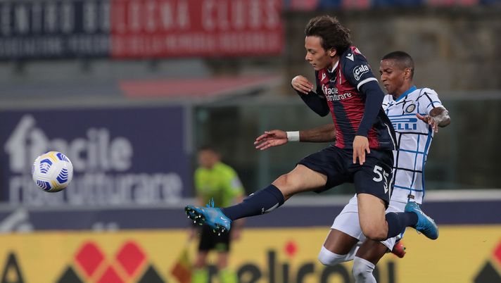 BOLOGNA, ITALY - APRIL 03: Ashley Young of FC Internazionale competes for the ball with Emanuel Vignato of Bologna during the Serie A match between Bologna FC and FC Internazionale at Stadio Renato Dall'Ara on April 03, 2021 in Bologna, Italy. (Photo by Emilio Andreoli - Inter/Inter via Getty Images) BOLOGNA, ITALY - APRIL 03: Ashley Young of FC Internazionale competes for the ball with Emanuel Vignato of Bologna during the Serie A match between Bologna FC and FC Internazionale at Stadio Renato Dall'Ara on April 03, 2021 in Bologna, Italy. (Photo by Emilio Andreoli - Inter/Inter via Getty Images)