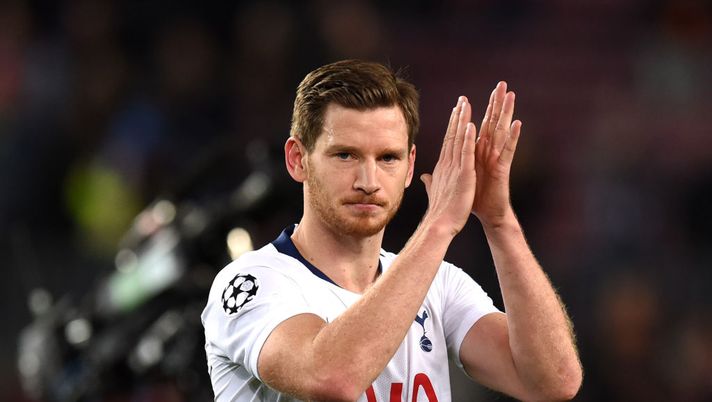 BARCELONA, SPAIN - DECEMBER 11:  Jan Vertonghen of Tottenham Hotspur celebrates after the UEFA Champions League Group B match between FC Barcelona and Tottenham Hotspur at Camp Nou on December 11, 2018 in Barcelona, Spain.  (Photo by Alex Caparros/Getty Images)  BARCELONA, SPAIN - DECEMBER 11:  Jan Vertonghen of Tottenham Hotspur celebrates after the UEFA Champions League Group B match between FC Barcelona and Tottenham Hotspur at Camp Nou on December 11, 2018 in Barcelona, Spain.  (Photo by Alex Caparros/Getty Images)