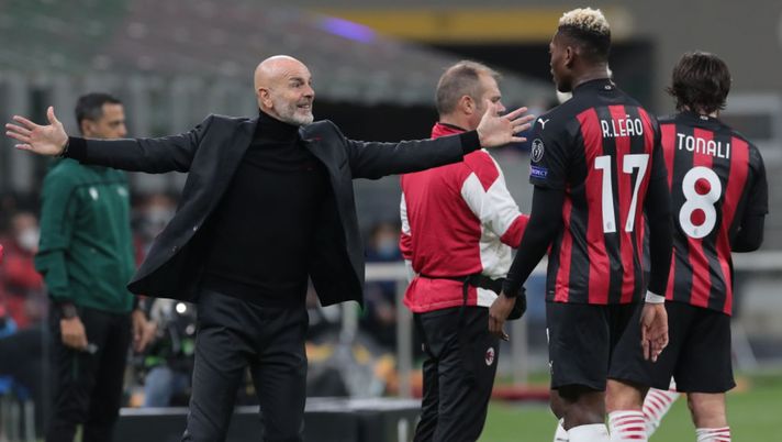 Pioli parla con Rafael Leao e Sandro Tonali durante Milan-Sparta Praga d'Europa League (credits: Getty Images) 