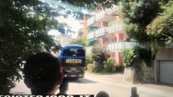 VIDEO FCIN1908 / Ritiro Inter, l’arrivo del pullmann nerazzurro scatena il coro dei tifosi