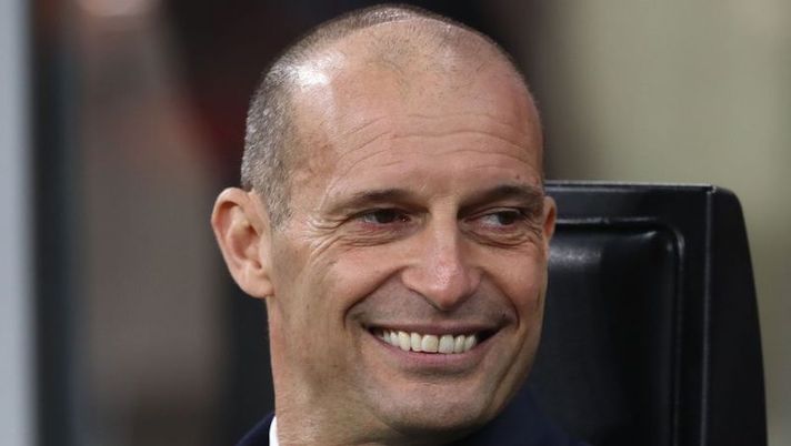 MILAN, ITALY - JANUARY 23: Juventus FC coach Massimiliano Allegri looks on before the Serie A match between AC Milan and Juventus at Stadio Giuseppe Meazza on January 23, 2022 in Milan, Italy. (Photo by Marco Luzzani/Getty Images) Allegri: “Locatelli, stagione a rischio! Arthur out, McKennie, Morata, de Ligt e Bonucci…” - immagine 1