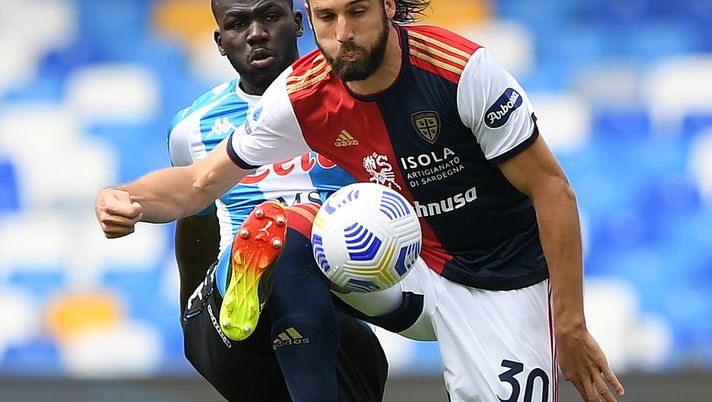 NAPLES, ITALY - MAY 02: Leonardo Pavoletti of Cagliari Calcio is challenged by Kalidou Koulibaly of SSC Napoli during the Serie A match between SSC Napoli and Cagliari Calcio at Stadio Diego Armando Maradona on May 02, 2021 in Naples, Italy. Sporting stadiums around Italy remain under strict restrictions due to the Coronavirus Pandemic as Government social distancing laws prohibit fans inside venues resulting in games being played behind closed doors. (Photo by Francesco Pecoraro/Getty Images) NAPLES, ITALY - MAY 02: Leonardo Pavoletti of Cagliari Calcio is challenged by Kalidou Koulibaly of SSC Napoli during the Serie A match between SSC Napoli and Cagliari Calcio at Stadio Diego Armando Maradona on May 02, 2021 in Naples, Italy. Sporting stadiums around Italy remain under strict restrictions due to the Coronavirus Pandemic as Government social distancing laws prohibit fans inside venues resulting in games being played behind closed doors. (Photo by Francesco Pecoraro/Getty Images)