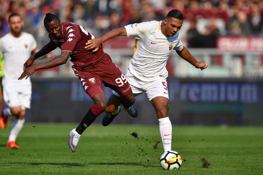  TURIN, ITALY - OCTOBER 22: Umar Sadiq (L) of Torino FC is tackled by Juan Jesus of AS Roma during the Serie A match between Torino FC and AS Roma at Stadio Olimpico di Torino on October 22, 2017 in Turin, Italy. (Photo by Valerio Pennicino/Getty Images) 