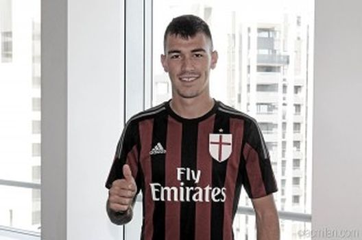 Prima foto ufficiale per Alessio Romagnoli in maglia rossonera (fonte foto: A.C. Milan official Twitter account) Prima foto ufficiale per Alessio Romagnoli in maglia rossonera (fonte foto: A.C. Milan official Twitter account)