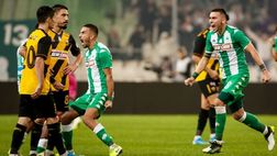 Panathinaikos, il bimbo fa bingo: vince il derby e Carlitos gli regala la maglia!