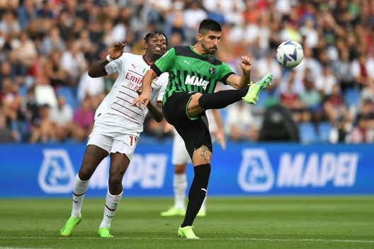 REGGIO NELL'EMILIA, ITALY - AUGUST 30: Martin Erlic of US Sassuolo competes for the ball with Rafael Leao of AC Milan Sassuolo, Erlic: “La vittoria col Verona ci dà la carica per affrontare il Napoli”- immagine 2