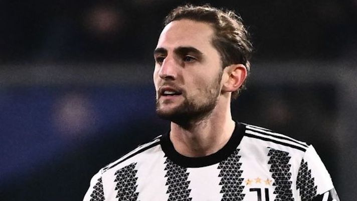 Italian referee Giovanni Ayroldi gives a yellow card to Juventus' French midfielder Adrien Rabiot (L) during the Italian Serie A football match between Cremonese and Juventus on January 4, 2023 at the Giovanni-Zini stadium in Cremona. (Photo by Marco BERTORELLO / AFP) (Photo by MARCO BERTORELLO/AFP via Getty Images) In Spagna: “Rabiot, nuova pretendente: il centrocampista è stato offerto al Barcellona” - immagine 1