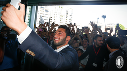PM – Calhanoglu e il selfie con i tifosi a Casa Milan