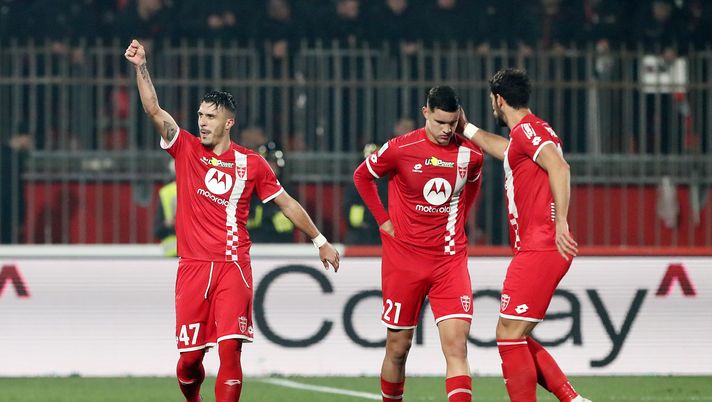 MONZA, ITALY - FEBRUARY 18: Dany Mota of AC Monza celebrates scoring his team's second goal with teammates Valentin Carboni and Pablo Mari during the Serie A TIM match between AC Monza and AC Milan - Serie A TIM at U-Power Stadium on February 18, 2024 in Monza, Italy. (Photo by Marco Luzzani/Getty Images) Sconfitta amara per il Milan, impresa quasi sfiorata ma non basta - immagine 1