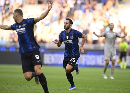 MILAN, ITALY - AUGUST 21: Hakan Calhanoglu of FC Internazionale celebrates after scoring the second goal of his team during the Serie A match between FC Internazionale v Genoa CFC at Stadio Giuseppe Meazza on August 21, 2021 in Milan, Italy. (Photo by Mattia Ozbot - Inter/Inter via Getty Images) Consigli Fantacalcio, 5 centrocampisti per la 14esima giornata: Pasalic ormai è una certezza- immagine 4