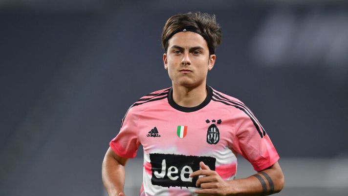 TURIN, ITALY - OCTOBER 25: Paulo Dybala of Juventus looks on during the Serie A match between Juventus and Hellas Verona FC at Allianz Stadium on October 25, 2020 in Turin, Italy. (Photo by Valerio Pennicino/Getty Images) Dybala torna a parlare: “Quanto soffro: continuo ad allenarmi e quando rientrerò” - immagine 1