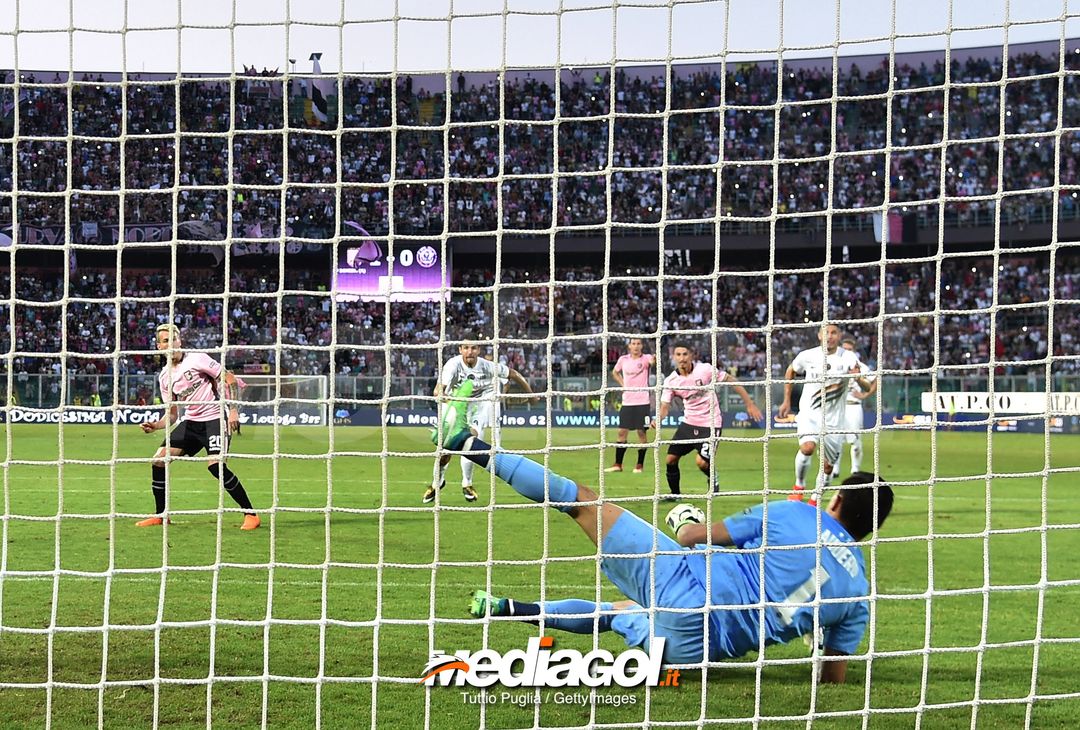  PALERMO, ITALY - JUNE 10: Antonino La Gumina misses a penalty during the serie B playoff match between US Citta di Palermo and Venezia FC at Stadio Renzo Barbera on June 10, 2018 in Palermo, Italy.  (Photo by Tullio M. Puglia/Getty Images) 
