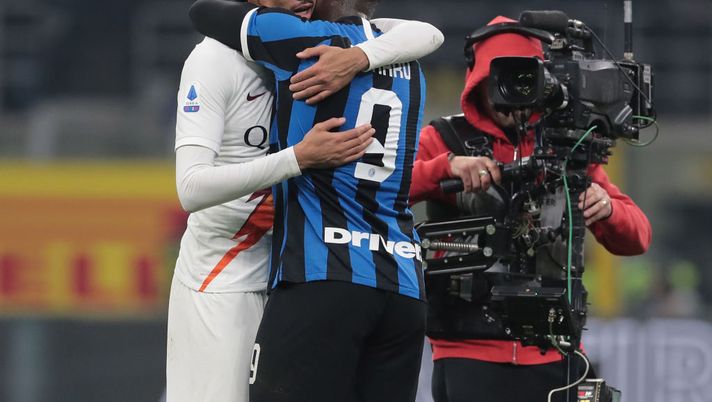 MILAN, ITALY - DECEMBER 06:  Chris Smalling of AS Roma embraces Romelu Lukaku of FC Internazionale at the end of the Serie A match between FC Internazionale and AS Roma at Stadio Giuseppe Meazza on December 6, 2019 in Milan, Italy.  (Photo by Emilio Andreoli/Getty Images) 