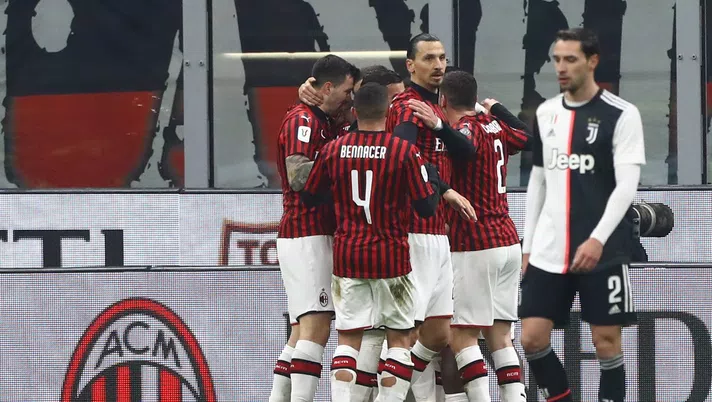 MILAN, ITALY - FEBRUARY 13:  Ante Rebic of AC Milan celebrates with his team-mates after scoring the opening goal during the Coppa Italia Semi Final match between AC Milan and Juventus at Stadio Giuseppe Meazza on February 13, 2020 in Milan, Italy.  (Photo by Marco Luzzani/Getty Images)