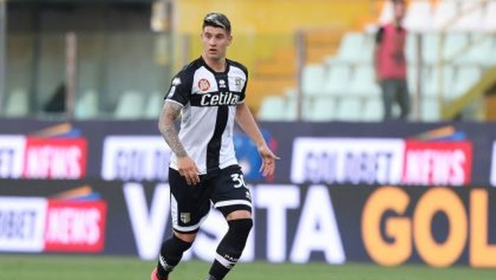 PARMA, ITALY - APRIL 24: Lautaro Valenti of Parma Calcio in action during the Serie A match between Parma Calcio and FC Crotone at Stadio Ennio Tardini on April 24, 2021 in Parma, Italy. Sporting stadiums around Italy remain under strict restrictions due to the Coronavirus Pandemic as Government social distancing laws prohibit fans inside venues resulting in games being played behind closed doors. (Photo by Gabriele Maltinti/Getty Images) Parma, Valenti: “I derby si giocano con un altro spirito” - immagine 1
