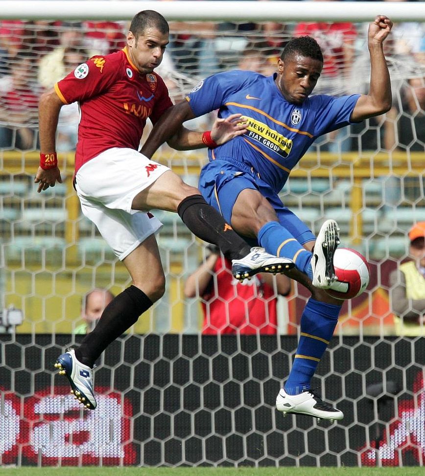 Perrotta e Jorge Andrade in un Roma-Juve 2-2 del settembre 2007 (Photo by Newpress/Getty Images) Portogallo, Jorge Andrade: “Darwin Nunez rischia di lasciare la nostra Liga, come Luis Diaz…”- immagine 2