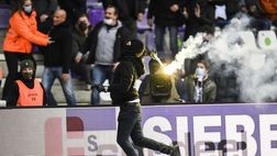 Derby di Anversa, tifoso Beerschot entra in campo e lancia un fumogeno nella curva rivale