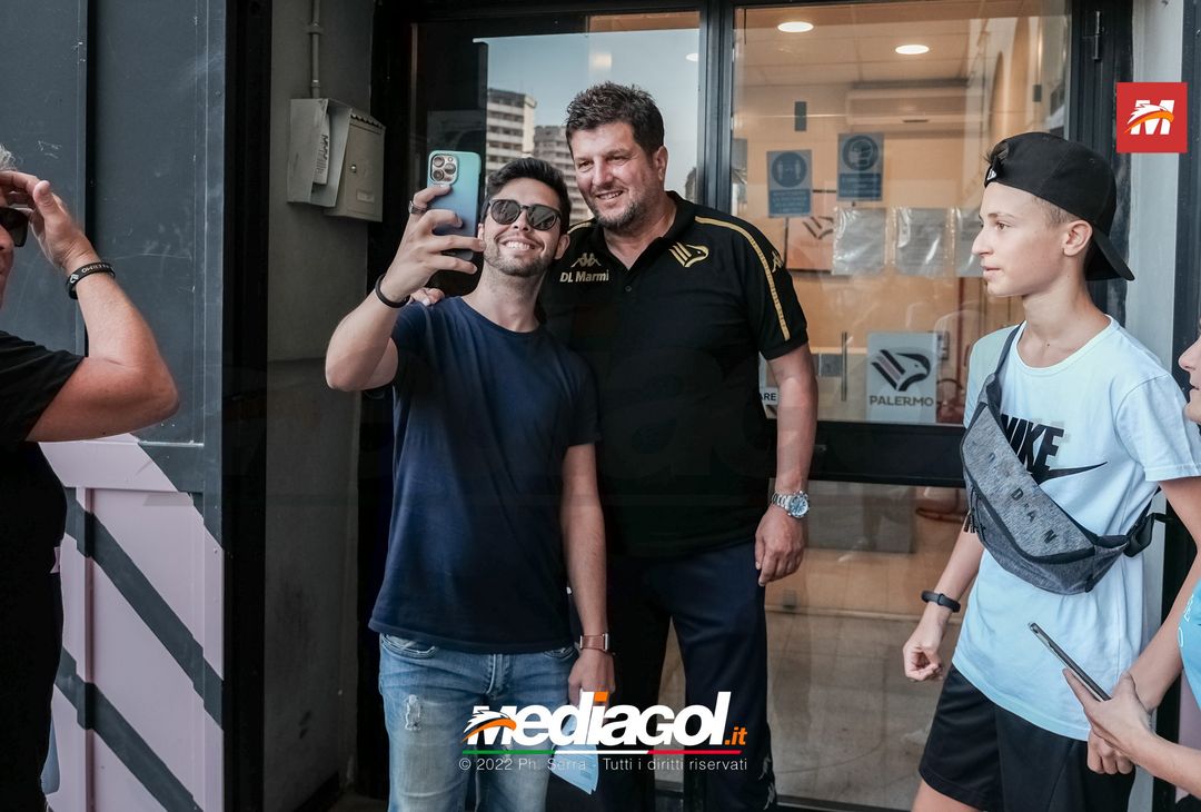 FOTO RITIRO PALERMO, Mister Baldini scatta selfie con i tifosi (Gallery) - immagine 4
