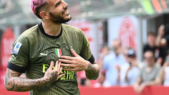 AC Milan's French defender Theo Hernandez celebrates after scoring his side's second goal during the Italian Serie A football match between AC Milan and Lazio on May 6, 2023 at the San Siro stadium in Milan. (Photo by Isabella BONOTTO / AFP) (Photo by ISABELLA BONOTTO/AFP via Getty Images) Theo Hernandez è travolgente, Gazzetta lo premia con un super voto in pagella - immagine 1