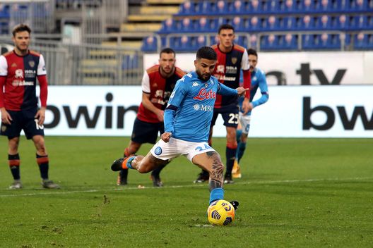 CAGLIARI, ITALY - JANUARY 03: Lorenzo Insigne of Napoli scores his goal 1-4 during the Serie A match between Cagliari Calcio and SSC Napoli at Sardegna Arena on January 03, 2021 in Cagliari, Italy. (Photo by Enrico Locci/Getty Images) CAGLIARI, ITALY - JANUARY 03: Lorenzo Insigne of Napoli scores his goal 1-4 during the Serie A match between Cagliari Calcio and SSC Napoli at Sardegna Arena on January 03, 2021 in Cagliari, Italy. (Photo by Enrico Locci/Getty Images)