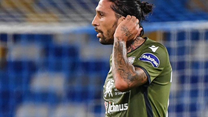 Cagliari's Argentinian midfielder Lucas Castro reacts after opening the scoring during the Italian Serie A football match Napoli vs Cagliari on September 25, 2019 at the San Paolo stadium in Naples. (Photo by Andreas SOLARO / AFP) (Photo credit should read ANDREAS SOLARO/AFP/Getty Images) CONFERENZE – Castro out! Vecino, Balotelli, Lapadula, Pinamonti, de Ligt…- immagine 1