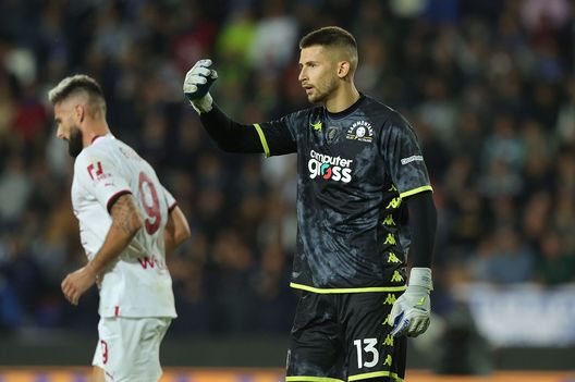 EMPOLI, ITALY - OCTOBER 01: Guglielmo Vicario goalkeeper of Empoli FC in action during the Serie A match between Empoli FC and AC MIlan at Stadio Carlo Castellani on October 1, 2022 in Empoli, Italy. (Photo by Gabriele Maltinti/Getty Images) Vicario: spuntano altre pretendenti per il gioiellino dell’Empoli- immagine 2