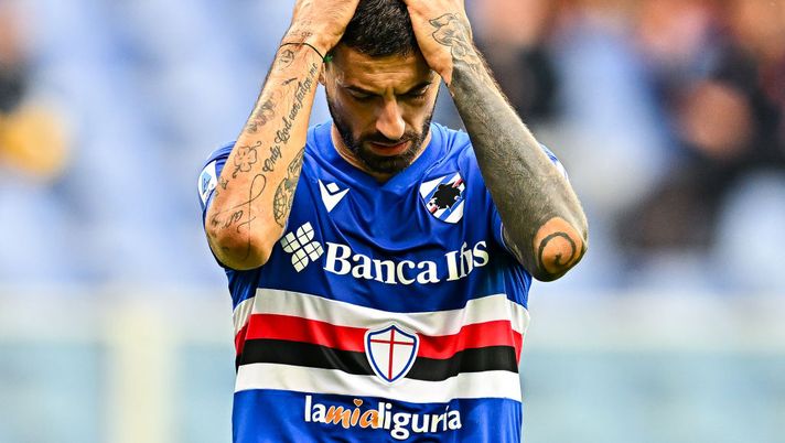 GENOA, ITALY - OCTOBER 02: Francesco Caputo of Sampdoria reacts with disappointment during the Serie A match between UC Sampdoria and AC Monza at Stadio Luigi Ferraris on October 2, 2022 in Genoa, Italy. (Photo by Simone Arveda/Getty Images) Caputo fuori nelle amichevoli, Il Secolo: “La sua testa ormai è lontana dalla Sampdoria” - immagine 1