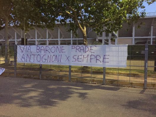 FOTO – Striscioni ai campini: “Antognoni per sempre, via Barone e Pradè” FOTO – Striscioni ai campini: “Antognoni per sempre, via Barone e Pradè”