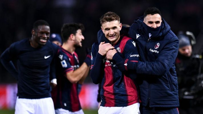 BOLOGNA, ITALY - JANUARY 27: Stefan Posch and Charalampos Lykogiannis of Bologna FC celebrate after the Serie A match between Bologna FC and Spezia Calcio at Stadio Renato Dall'Ara on January 27, 2023 in Bologna, Italy. (Photo by Alessandro Sabattini/Getty Images) Voti fantacalcio: Orsolini più di Posch, che Skorupski! Flop Gyasi, bene Ferguson - immagine 1