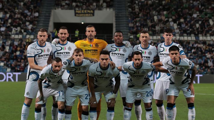 REGGIO NELL'EMILIA, ITALY - OCTOBER 02: Players of FC Internazionale line up prior before the Serie A match between US Sassuolo v FC Internazionale at Mapei Stadium - Citta' del Tricolore on October 02, 2021 in Reggio nell'Emilia, Italy. (Photo by Emilio Andreoli - Inter/Inter via Getty Images) Socios contro Binance: Lazio-Inter è un cripto-derby - immagine 1