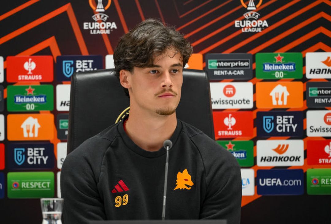 Roma, la conferenza stampa di De Rossi e Svilar prima del Feyenoord – FOTO GALLERY - immagine 12