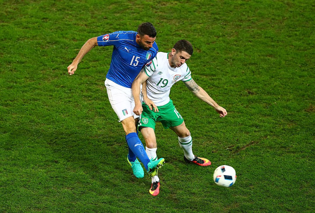  LILLE, FRANCE - JUNE 22: Robbie Brady of Republic of Ireland controls the ball under pressure of Andrea Barzagli of Italy during the UEFA EURO 2016 Group E match between Italy and Republic of Ireland at Stade Pierre-Mauroy on June 22, 2016 in Lille, France.  (Photo by Clive Rose/Getty Images) 