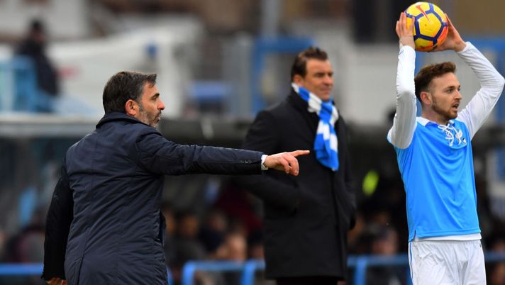 FERRARA, ITALY - DECEMBER 10: head coach Fabio Pecchia (L) of Hellas Verona issues instructions to his players during the Serie A match between Spal and Hellas Verona FC at Stadio Paolo Mazza on December 10, 2017 in Ferrara, Italy.  (Photo by Alessandro Sabattini/Getty Images) 