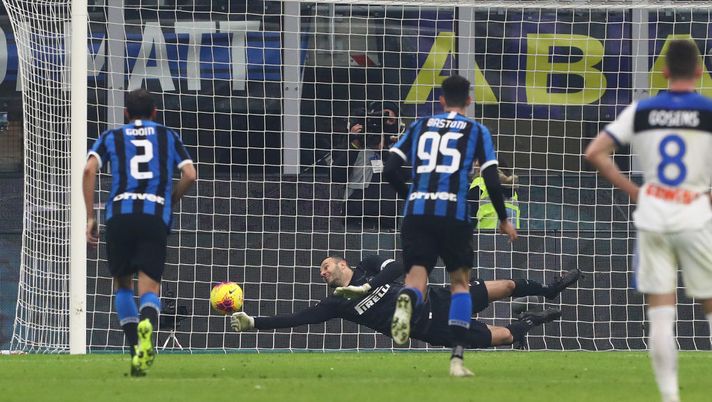 MILAN, ITALY - JANUARY 11: Samir Handanovic of FC Internazionale in action during the Serie A match between FC Internazionale and Atalanta BC at Stadio Giuseppe Meazza on January 11, 2020 in Milan, Italy. (Photo by Marco Luzzani - Inter/Inter via Getty Images) MILAN, ITALY - JANUARY 11: Samir Handanovic of FC Internazionale in action during the Serie A match between FC Internazionale and Atalanta BC at Stadio Giuseppe Meazza on January 11, 2020 in Milan, Italy. (Photo by Marco Luzzani - Inter/Inter via Getty Images)
