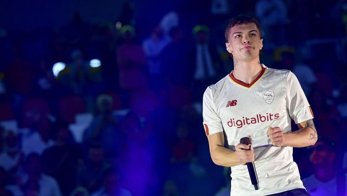 Blanco show a Viva Rai 2. Canta l’inno della Roma in diretta con Fiorello - immagine 1